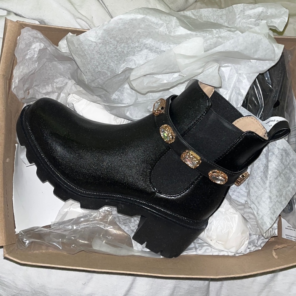 BRAND NEW never worn Steve Madden Amulet boots